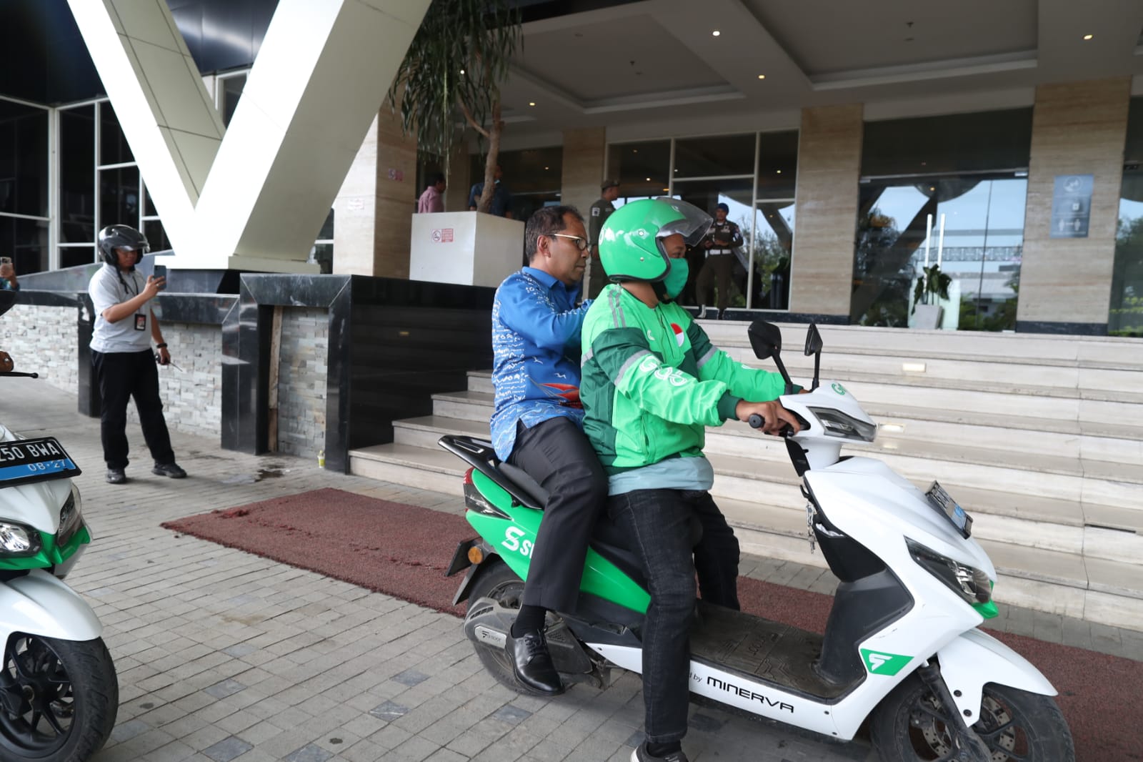 Konsisten Menggunakan Ojol, Danny Naik Grab Menuju Lokasi Rakernis